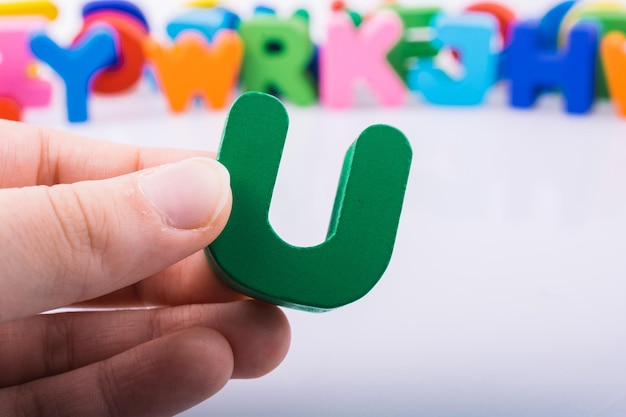 验房时发现地板上有贯穿性裂缝该怎么解决？